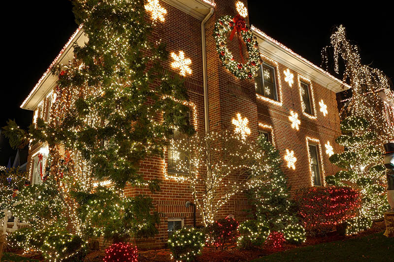 Tips on Hanging Your Outdoor Christmas Lights